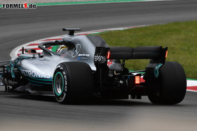 Foto zur News: Das neue Hecklicht am Mercedes beim Test in Barcelona