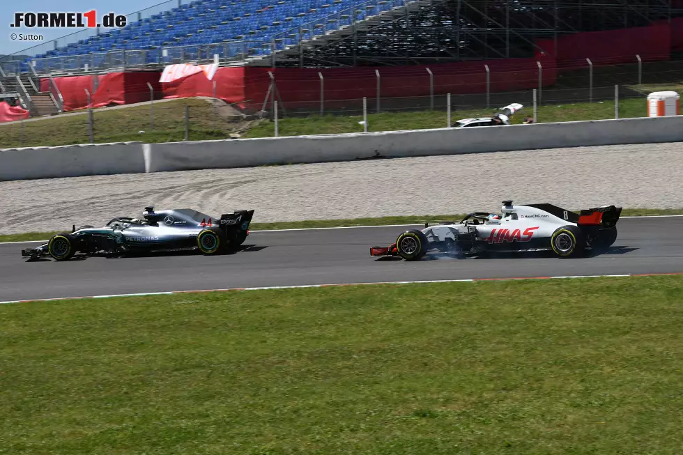 Foto zur News: Lewis Hamilton (Mercedes) und Romain Grosjean (Haas)