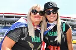 Foto zur News: Fans von Lewis Hamilton (Mercedes)