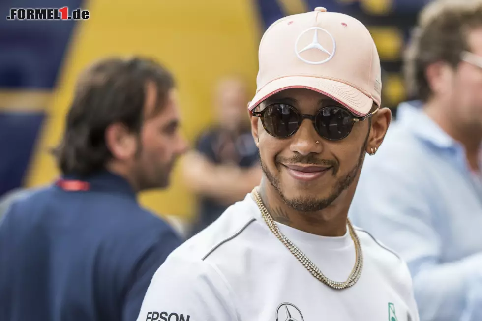 Foto zur News: Lewis Hamilton scheint an der TV-Hochzeit mehr als Gefallen gefunden zu haben. Klicken Sie sich durch, wie er tickt, von A wie Ayrton Senna bis Z wie Zukunft.