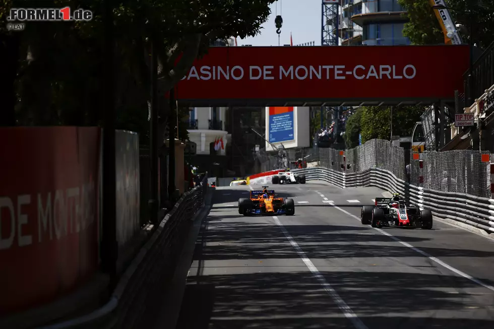 Foto zur News: Kevin Magnussen (Haas), Fernando Alonso (McLaren) und Charles Leclerc (Sauber)