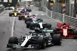 Foto zur News: Lewis Hamilton (Mercedes), Kimi Räikkönen (Ferrari) und Valtteri Bottas (Mercedes)