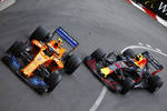Foto zur News: Stoffel Vandoorne (McLaren) und Max Verstappen (Red Bull)