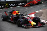 Foto zur News: Daniel Ricciardo (Red Bull) und Sebastian Vettel (Ferrari)