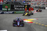 Foto zur News: Pierre Gasly (Toro Rosso), Nico Hülkenberg (Renault) und Max Verstappen (Red Bull)