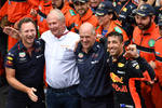 Foto zur News: Daniel Ricciardo (Red Bull), Christian Horner, Helmut Marko und Adrian Newey