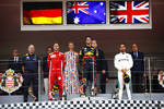 Foto zur News: Daniel Ricciardo (Red Bull), Adrian Newey, Lewis Hamilton (Mercedes) und Sebastian Vettel (Ferrari)