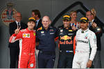 Foto zur News: Sebastian Vettel (Ferrari), Adrian Newey, Daniel Ricciardo (Red Bull) und Lewis Hamilton (Mercedes)