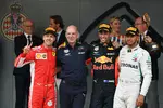 Foto zur News: Sebastian Vettel (Ferrari), Adrian Newey, Daniel Ricciardo (Red Bull) und Lewis Hamilton (Mercedes)