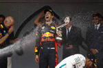 Foto zur News: Daniel Ricciardo (Red Bull), Adrian Newey und Lewis Hamilton (Mercedes)
