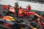 Foto zur News: Daniel Ricciardo (Red Bull) und Sebastian Vettel (Ferrari)