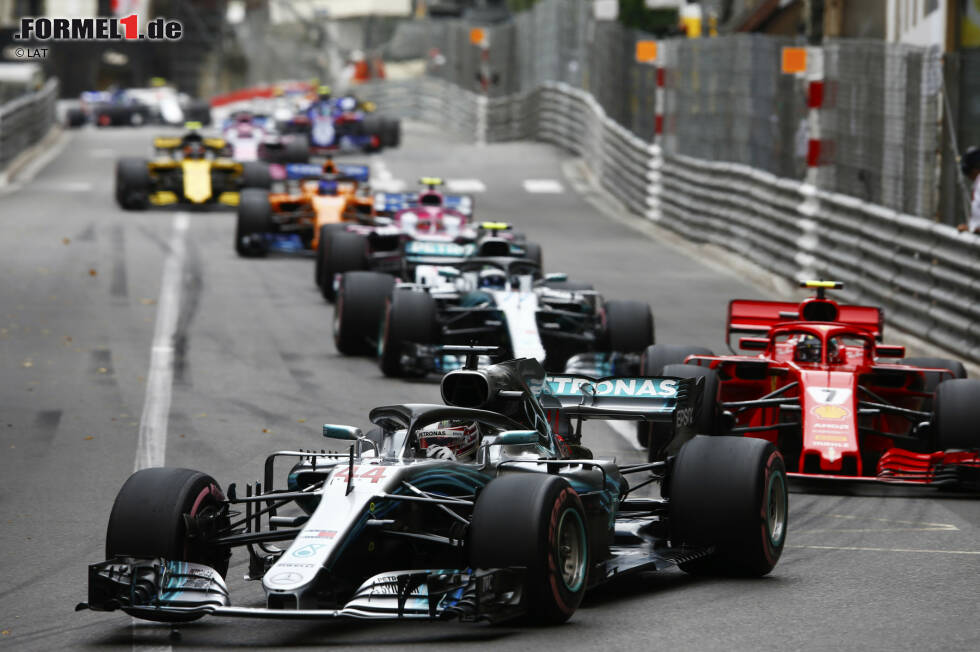 Foto zur News: Lewis Hamilton (Mercedes), Kimi Räikkönen (Ferrari) und Valtteri Bottas (Mercedes)