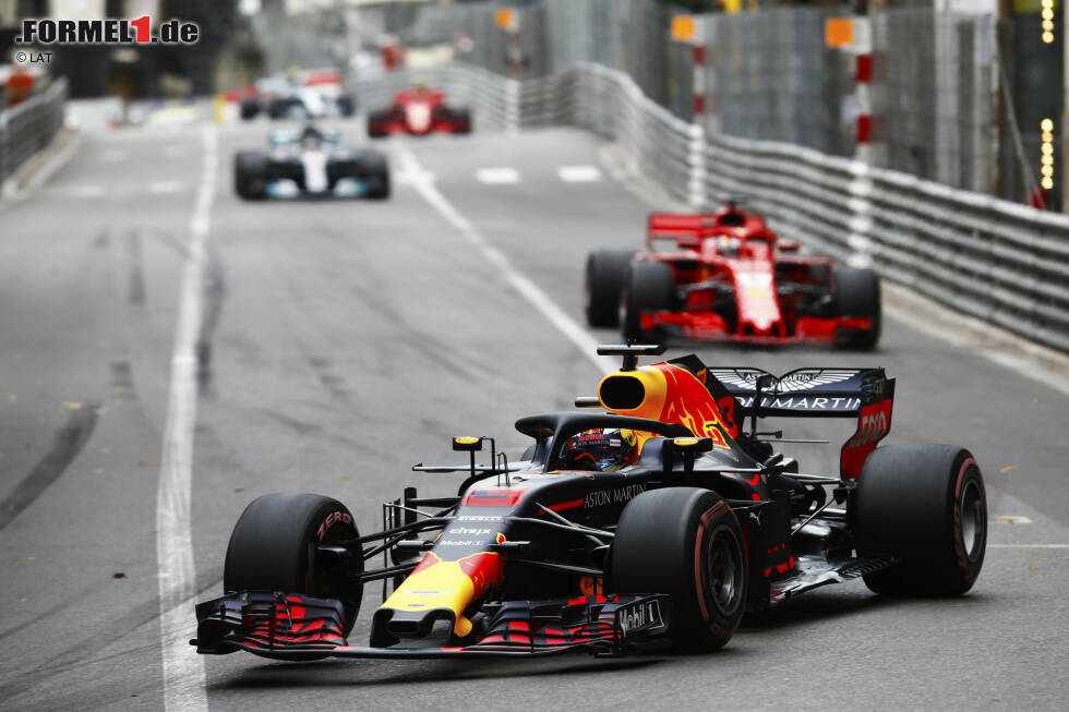 Foto zur News: Daniel Ricciardo (Red Bull), Sebastian Vettel (Ferrari), Lewis Hamilton (Mercedes) und Valtteri Bottas (Mercedes)