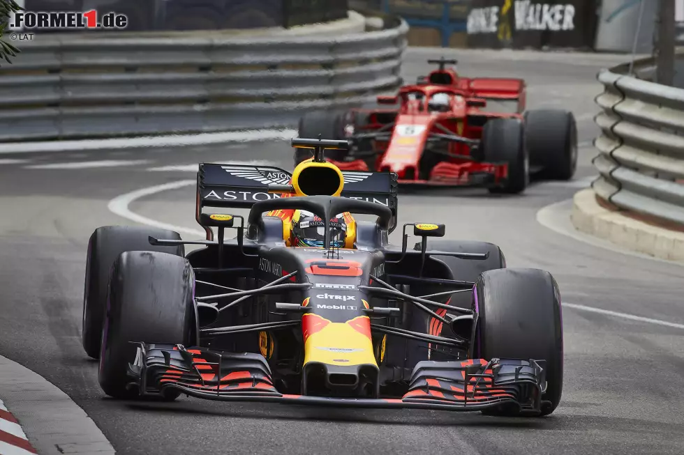 Foto zur News: Daniel Ricciardo (Red Bull) und Sebastian Vettel (Ferrari)