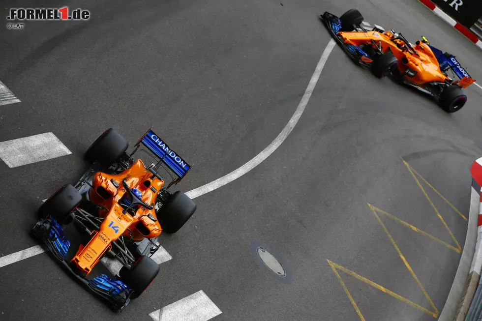 Foto zur News: Fernando Alonso (McLaren) und Stoffel Vandoorne (McLaren)