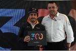 Foto zur News: Fernando Alonso (McLaren) und Eric Boullier