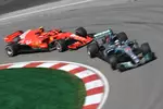 Foto zur News: Lewis Hamilton (Mercedes) und Kimi Räikkönen (Ferrari)