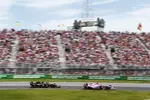 Foto zur News: Esteban Ocon (Force India) und Carlos Sainz (Renault)