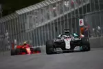 Foto zur News: Lewis Hamilton (Mercedes) und Kimi Räikkönen (Ferrari)