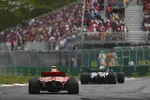 Foto zur News: Lewis Hamilton (Mercedes) und Kimi Räikkönen (Ferrari)