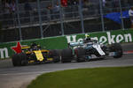 Foto zur News: Valtteri Bottas (Mercedes) und Carlos Sainz (Renault)