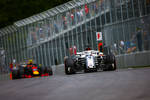 Foto zur News: Marcus Ericsson (Sauber) und Max Verstappen (Red Bull)