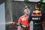 Foto zur News: Sebastian Vettel (Ferrari) und Max Verstappen (Red Bull)