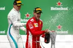 Foto zur News: Valtteri Bottas (Mercedes) und Sebastian Vettel (Ferrari)