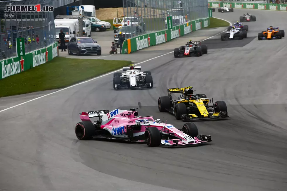 Foto zur News: Sergio Perez (Force India) und Carlos Sainz (Renault)