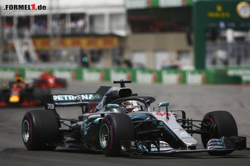 Foto zur News: Lewis Hamilton (Mercedes), Daniel Ricciardo (Red Bull) und Kimi Räikkönen (Ferrari)