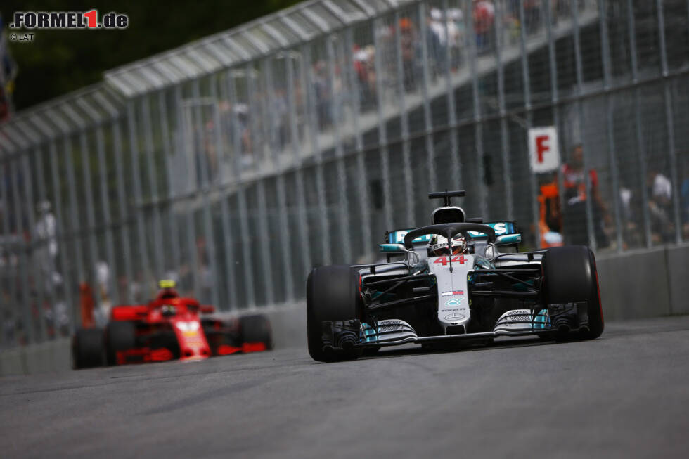 Foto zur News: Lewis Hamilton (Mercedes) und Kimi Räikkönen (Ferrari)