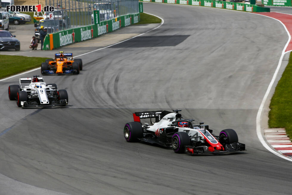 Foto zur News: Romain Grosjean (Haas), Marcus Ericsson (Sauber) und Stoffel Vandoorne (McLaren)