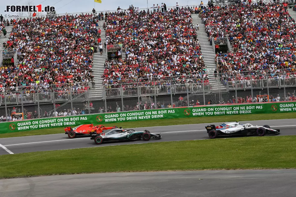 Foto zur News: Kimi Räikkönen (Ferrari) und Lewis Hamilton (Mercedes)