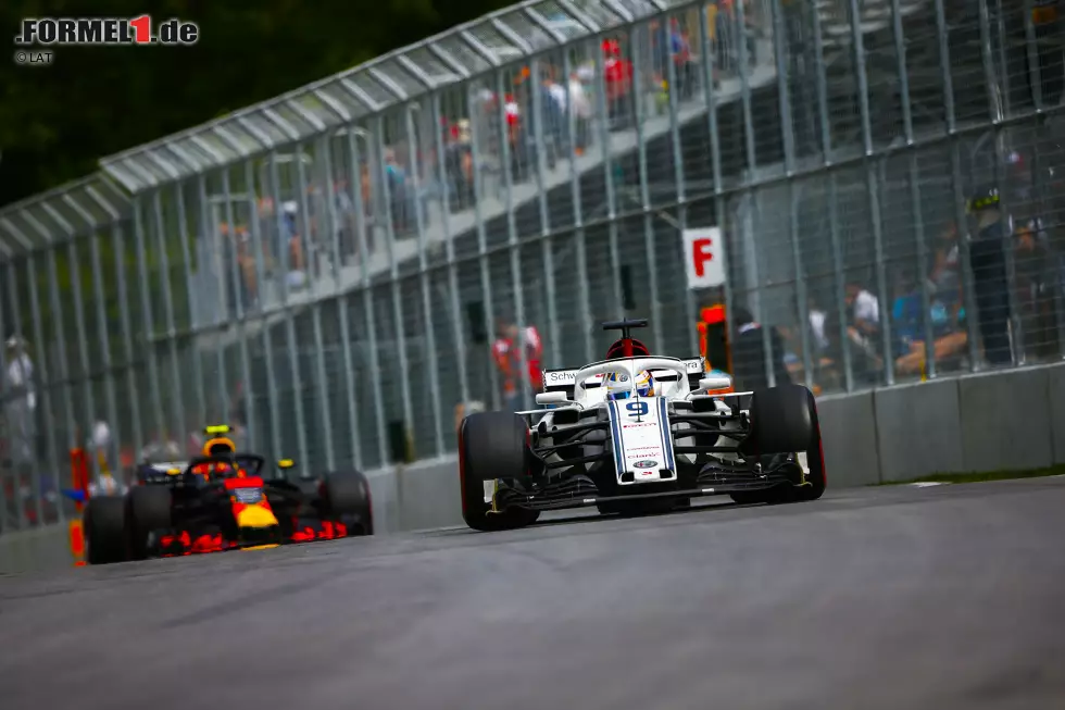 Foto zur News: Marcus Ericsson (Sauber) und Max Verstappen (Red Bull)