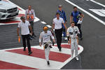 Foto zur News: Fernando Alonso (McLaren), Stoffel Vandoorne (McLaren) und Brendon Hartley (Toro Rosso)