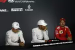 Foto zur News: Valtteri Bottas (Mercedes), Lewis Hamilton (Mercedes) und Sebastian Vettel (Ferrari)