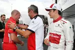 Foto zur News: Charles Leclerc (Sauber), Jock Clear und Beat Zehnder