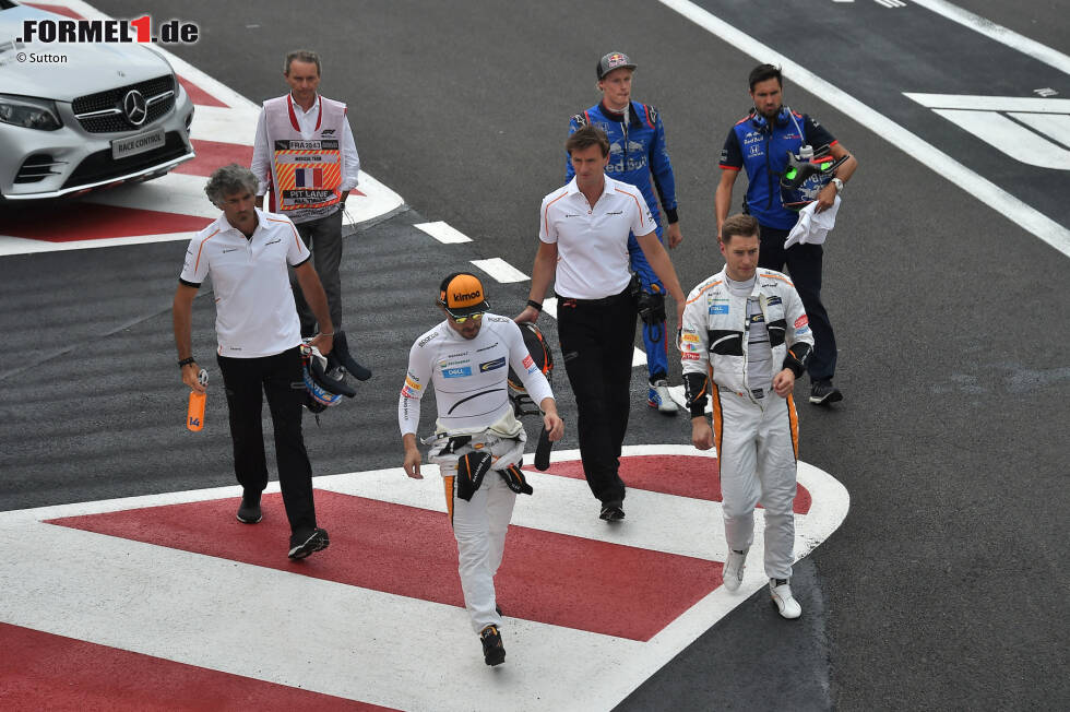 Foto zur News: Fernando Alonso (McLaren), Stoffel Vandoorne (McLaren) und Brendon Hartley (Toro Rosso)