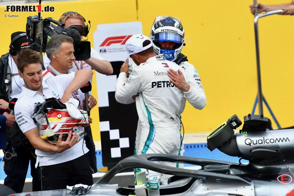 Foto zur News: Lewis Hamilton (Mercedes) und Valtteri Bottas (Mercedes)