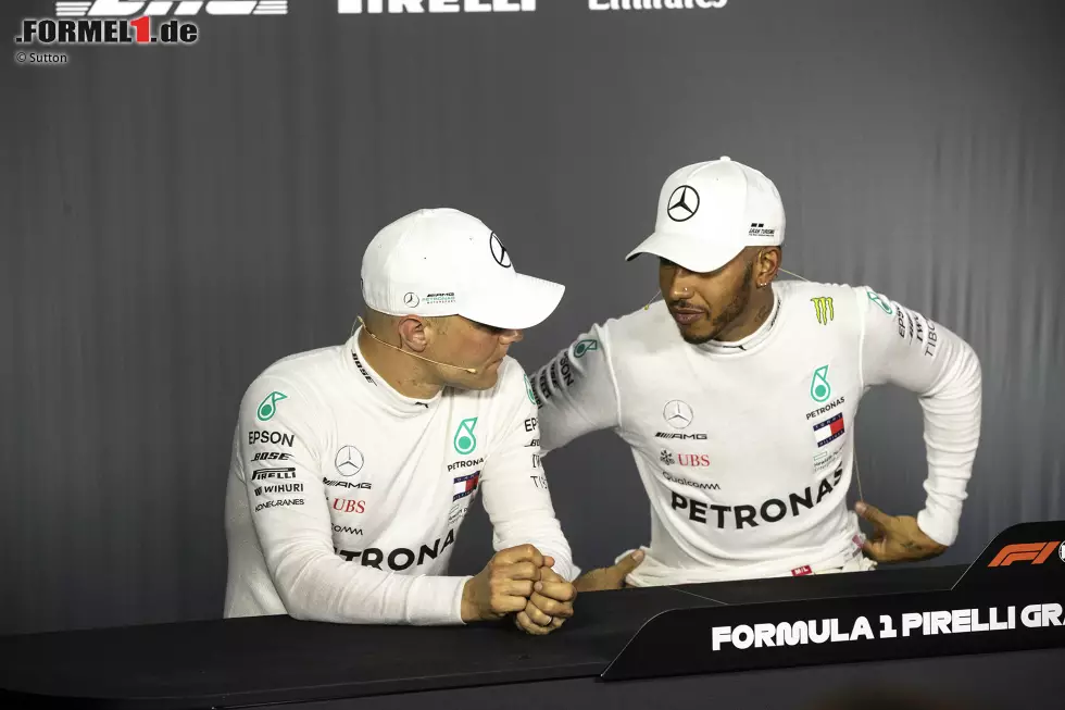 Foto zur News: Valtteri Bottas (Mercedes) und Lewis Hamilton (Mercedes)