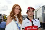 Foto zur News: Charles Leclerc (Sauber) mit Miss Frankreich