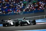 Foto zur News: Valtteri Bottas (Mercedes) und Charles Leclerc (Sauber)