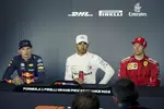 Foto zur News: Max Verstappen (Red Bull), Lewis Hamilton (Mercedes) und Kimi Räikkönen (Ferrari)