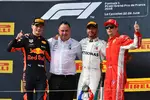 Foto zur News: Max Verstappen (Red Bull), Lewis Hamilton (Mercedes) und Kimi Räikkönen (Ferrari)