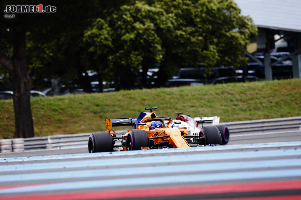 Foto zur News: Fernando Alonso (McLaren) und Marcus Ericsson (Sauber)