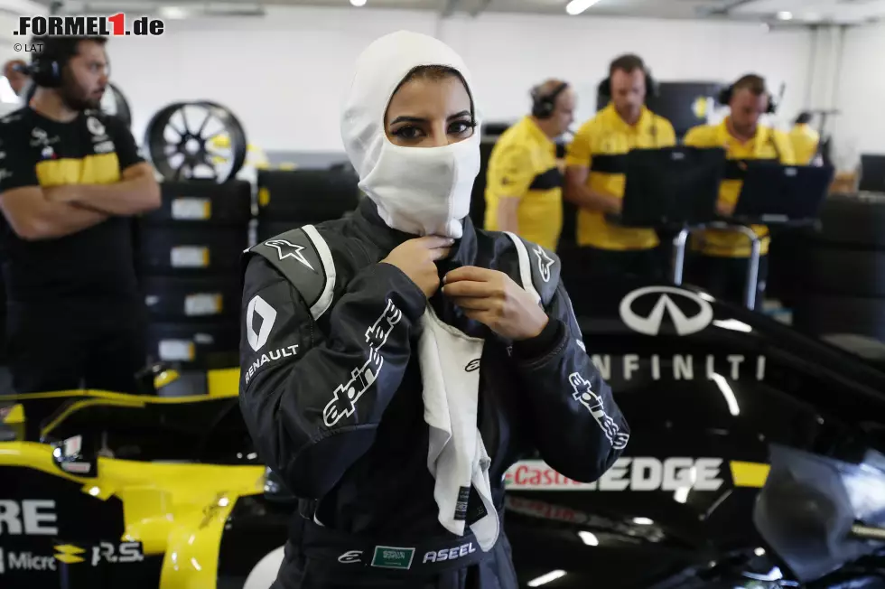 Foto zur News: Aseel Al Hamad (Saudi-Arabien) fährt eine Demorunde im Renault E20