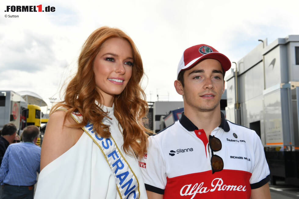 Foto zur News: Charles Leclerc (Sauber) mit Miss Frankreich