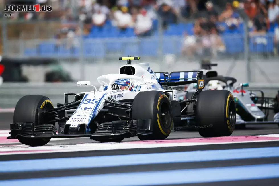 Foto zur News: Sergei Sirotkin (Williams) und Lewis Hamilton (Mercedes)