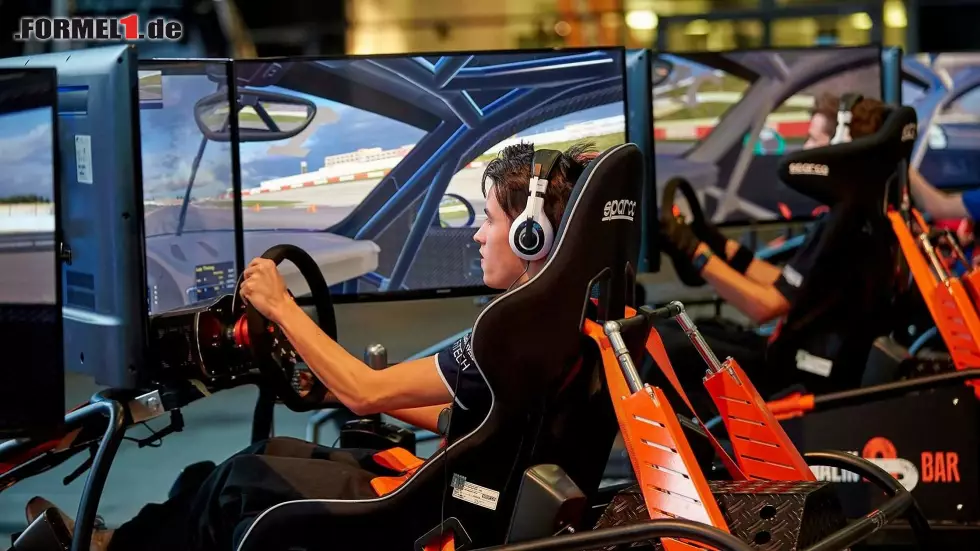 Foto zur News: SimRacer Angelo Michel auf der ADAC SimRacing Expo