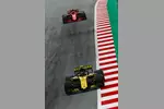 Foto zur News: Carlos Sainz (Renault) und Kimi Räikkönen (Ferrari)